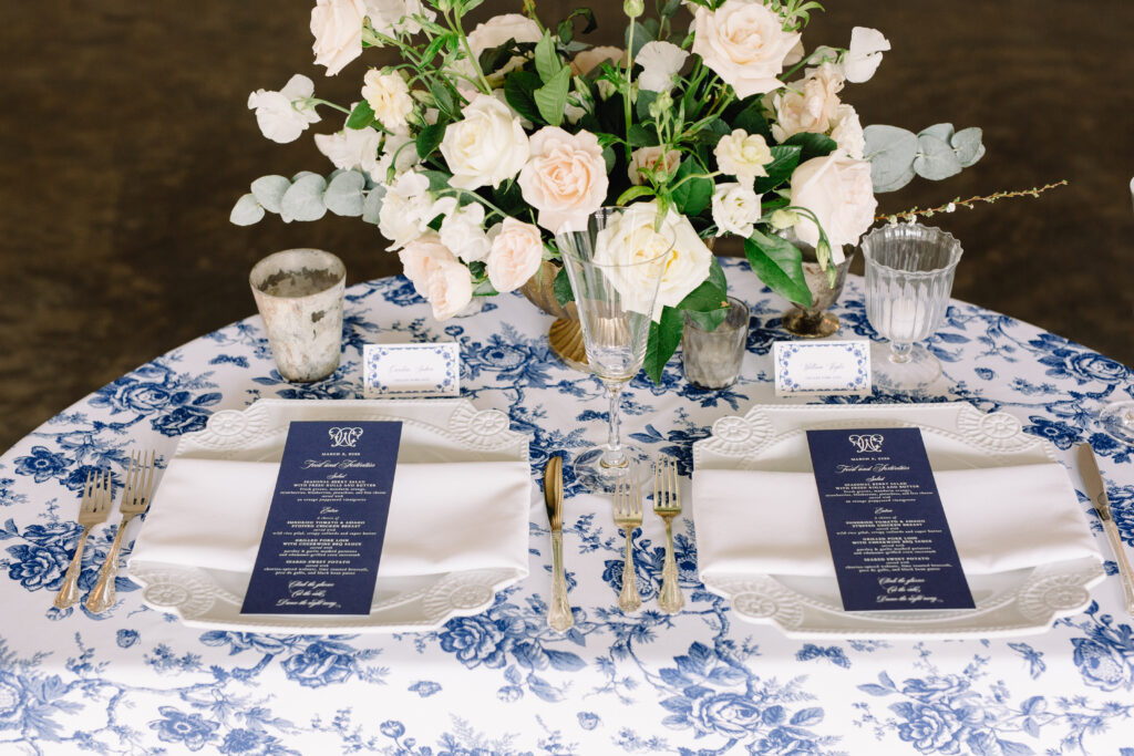 blue and white chinoiserie linen sweetheart table