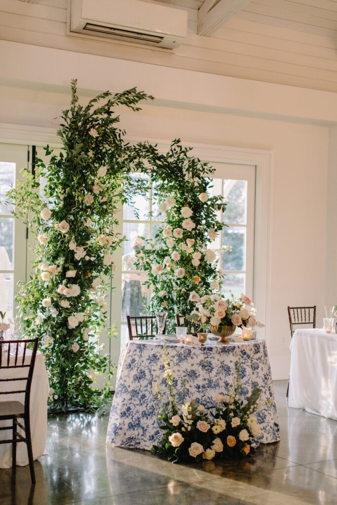 blue and white chinoiserie linen sweetheart table
