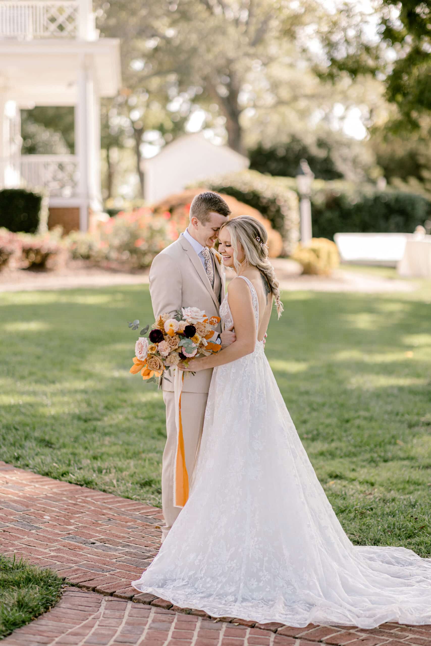 fall couple at the Rose Hill Estate holding autumnal bouquet